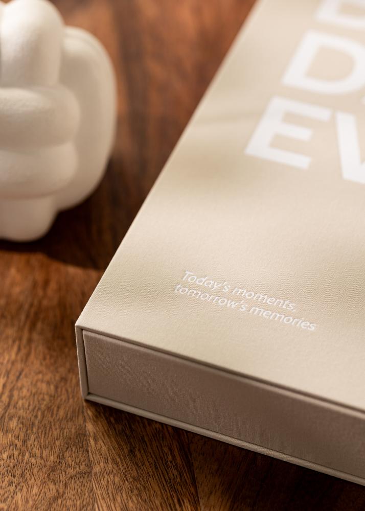 KAILA BEST DAY EVER, kreemjas, Coffee Table Photo Album (60 musta lehekülge)