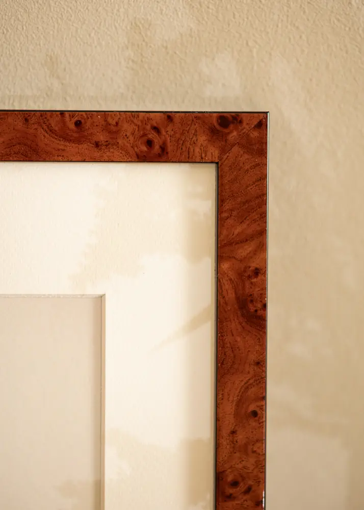 Raam Hermes Akruulklaas Burr Walnut 84,1x118,9 cm (A0)