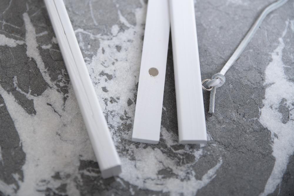 Plakati riputi valge - 40 cm