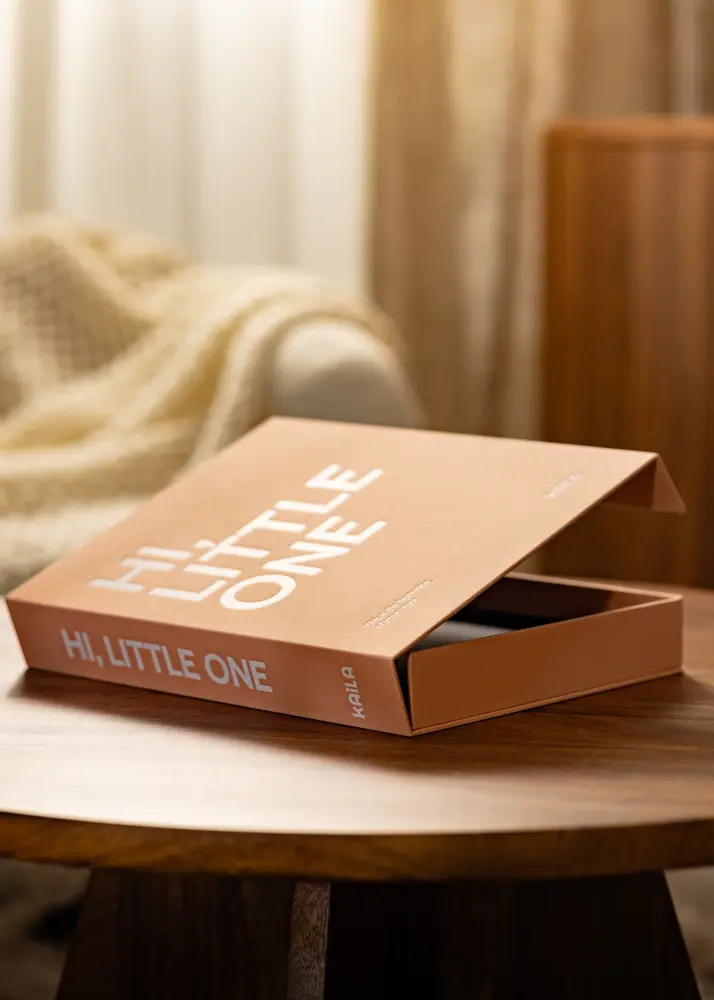 KAILA HI LITTLE ONE Pink - Coffee Table Photo Album (60 mustad lehekuljed)