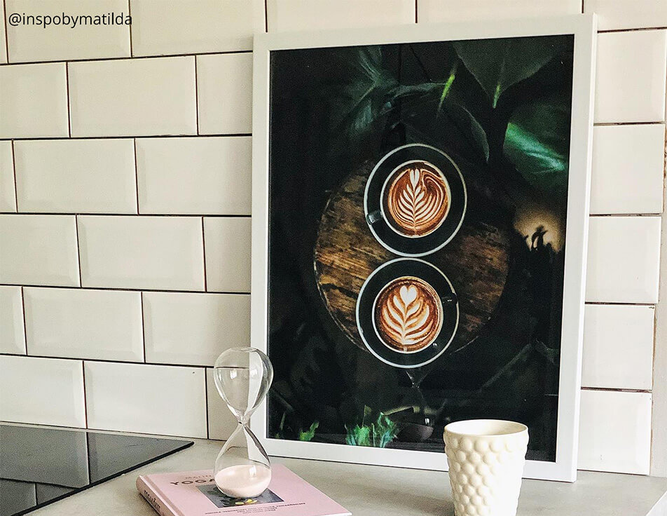 Köögiposter kohvitassidega valge plaadi taustal - Köögisisustus