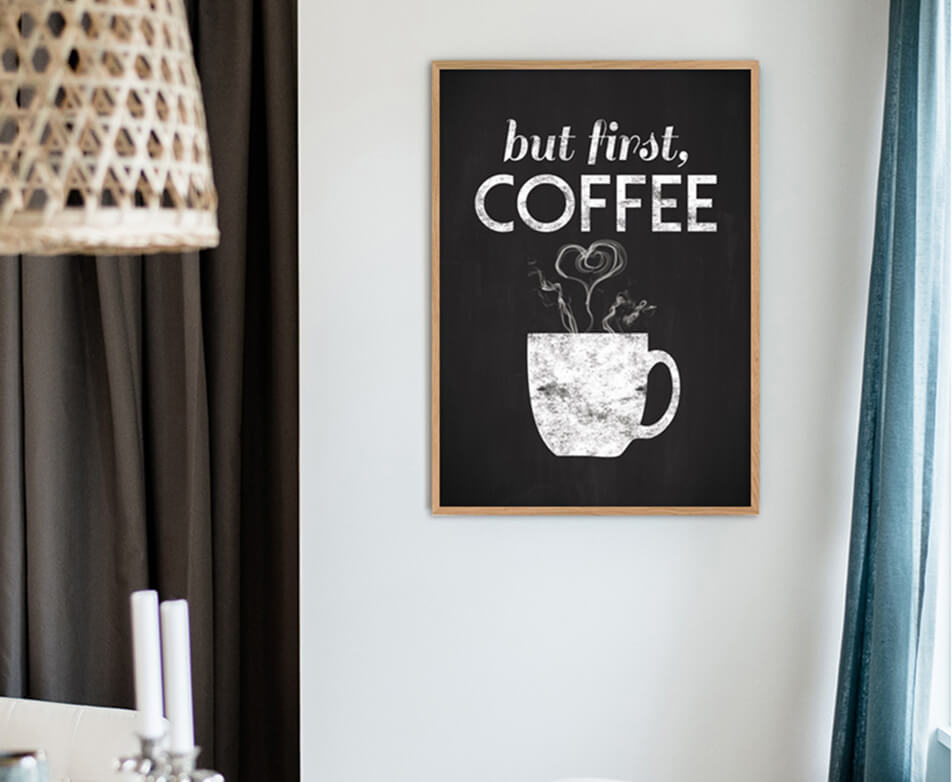 Must köögiposter valgel seinal - köögisisustus